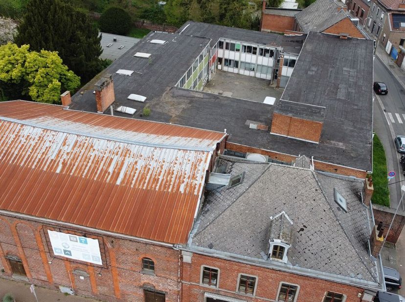 Dans le centre de Paturages, 2344 m² bâtis proposant de belles possibilités et se décrivant comme suit: <br />
1 - Un bâtiment avec cave et 3 niveaux
