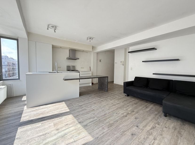 Dit instapklare appartement biedt een moderne en praktische indeling. De lichte woonkamer van 30 m² vormt het hart van de woning. Er zijn twee slaapka