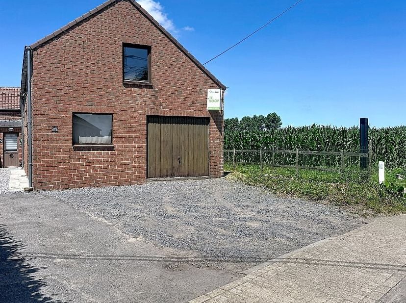 Bent u op zoek naar een te renoveren woning in Koekelare met veel potentieel? Dan is deze halfopen bebouwing misschien wel uw ideale renovatieproject.