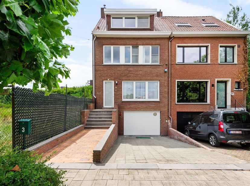 Ruime woning (244m²) voorzien van vier slaapkamers, garage en zonnige tuin op een perceel van 343m² op toplocatie te Mortsel biedt tal van mogelijkhed
