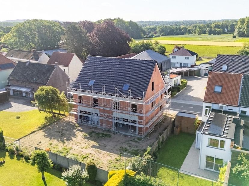 Aankoop aan 6% BTW mogelijk (onder voorwaarden)Je komt binnen in de inkomhal met gastentoilet en praktische berging. Van hieruit stap je naar de open