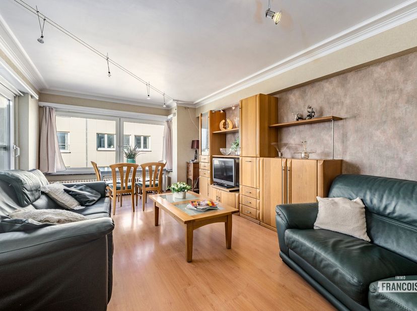 Dit fraai onderhouden penthouse-appartement is gelegen in een zijstraat van de Zeedijk. U geniet van zijdelings zeezicht en bereikt daarenboven alle w