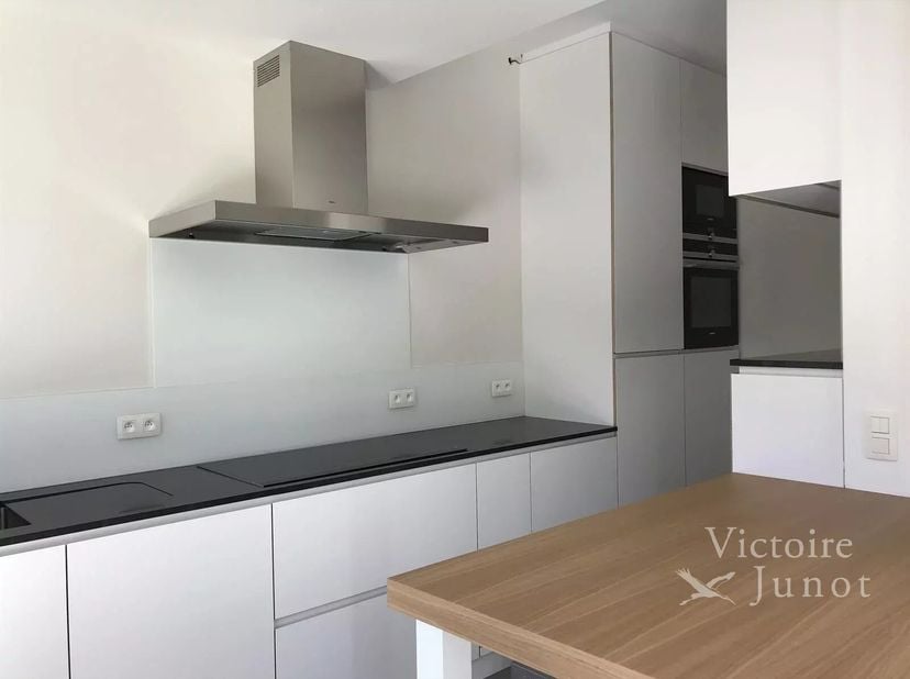Bien présenté par Alexandra Dewitte Tel : 0473/84.61.61 ou alexandra.dewitte@victoire.be<br />
Victoire Junot vous propose : Uccle, quartier Cavell, à