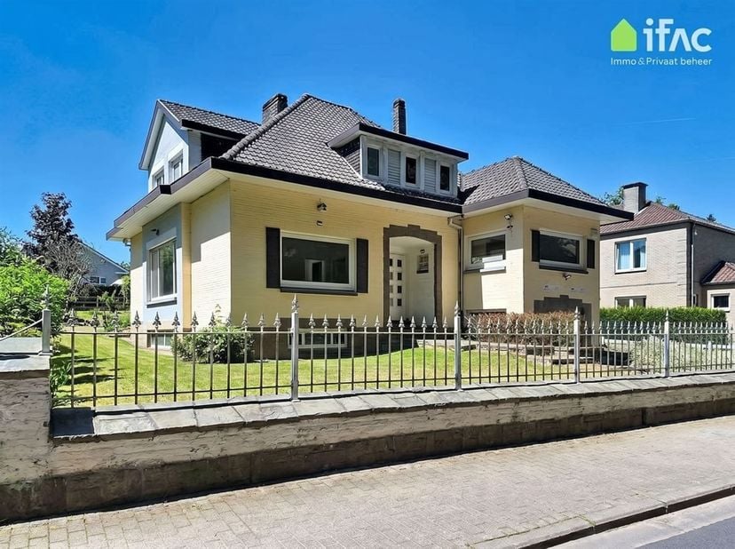 Fantastisch gelegen karaktervolle villa (volledig te renoveren), recht tegenover beschermd parkgebied en op wandelafstand van tram 44, bus, winkels en