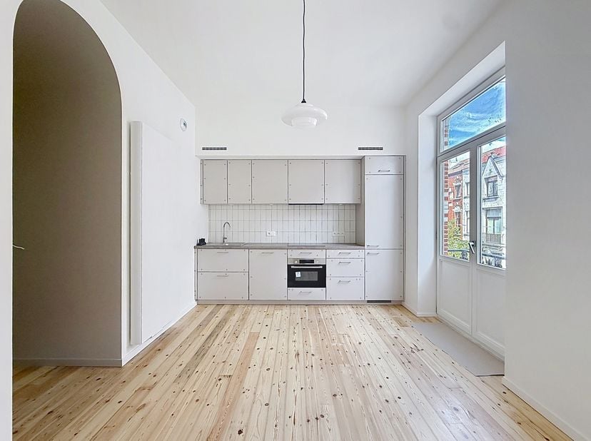 A proximité immédiate de Ma Campagne, découvrez ce bel appartement entièrement rénové, situé au 2ᵉ étage d’un immeuble ayant fait l’objet d’une rénova