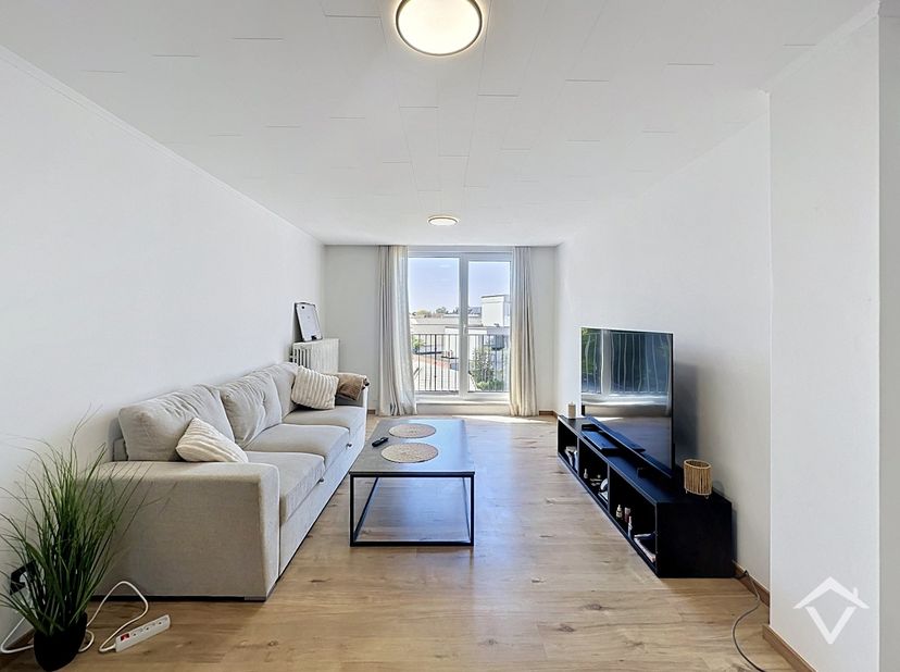Dit ruim duplex-appartement van ca. 94 m² is centraal gelegen in het hart van Torhout, op wandelafstand van scholen, winkels en openbaar vervoer. Dank