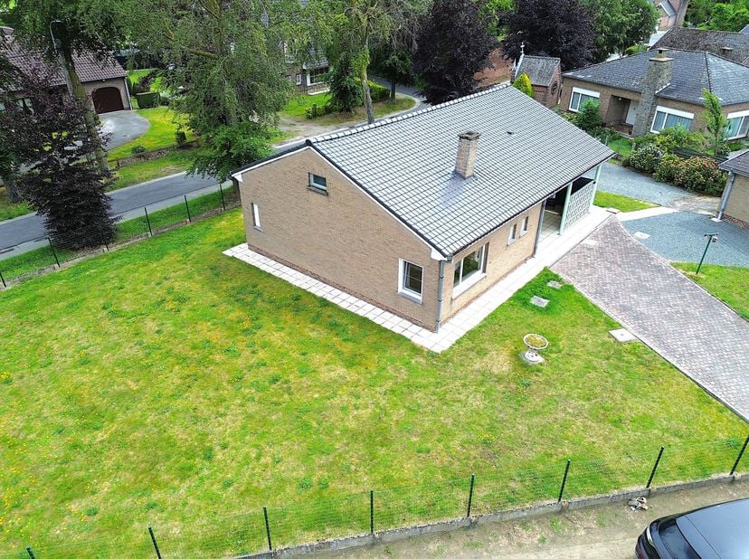 Deze solide woning, gebouwd op een perceel van 9 are met rustige groene ligging, heeft heel wat te bieden. Zo kan er helemaal geleefd worden op de gel