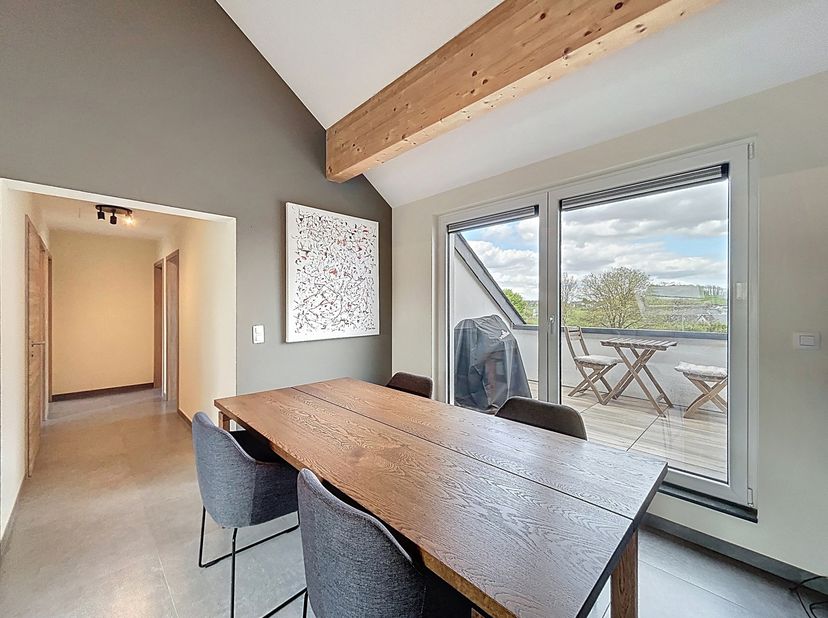 Te ontdekken in het charmante dorp Autelbas, dit lichtrijke appartement gebouwd in 2019 (nog onder tienjarige garantie), in bijna nieuwstaat, ideaal g