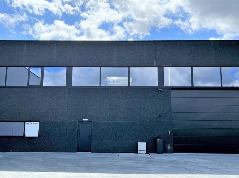 550m² nieuwbouw magazijn met 4 parkeerplaatsen<br />
Ligging: in industriepark De Nest vlakbij R4<br />
Specificaties: betonstructuur, volledige overs