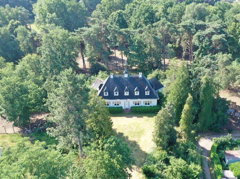Deze villa of in de volksmond " Het kasteel van de burgemeester" is gelegen op een totale grondoppervlakte van&amp;nbsp; 2 ha 52 are en 19 ca.<br />
De gr