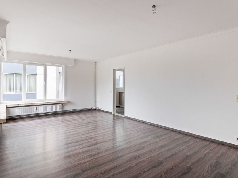 Ligging: Het appartement aan de Alfred Oststraat 8 is gelegen in een rustige woonwijk in Borgherhout. Dankzij de nabijheid van belangrijke invalswegen