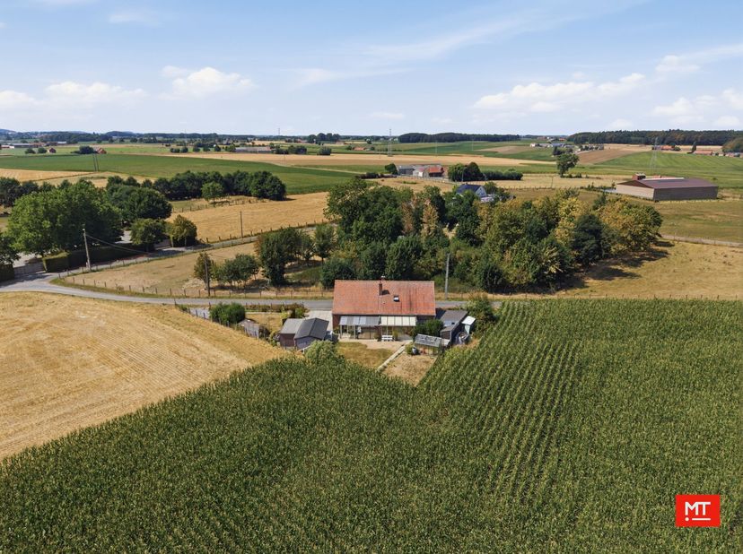 Op slechts 15 minuten van Ieper, midden in het prachtige Heuvelland en meer bepaald in Wijtschate, bevindt zich deze landelijk gelegen alleenstaande w
