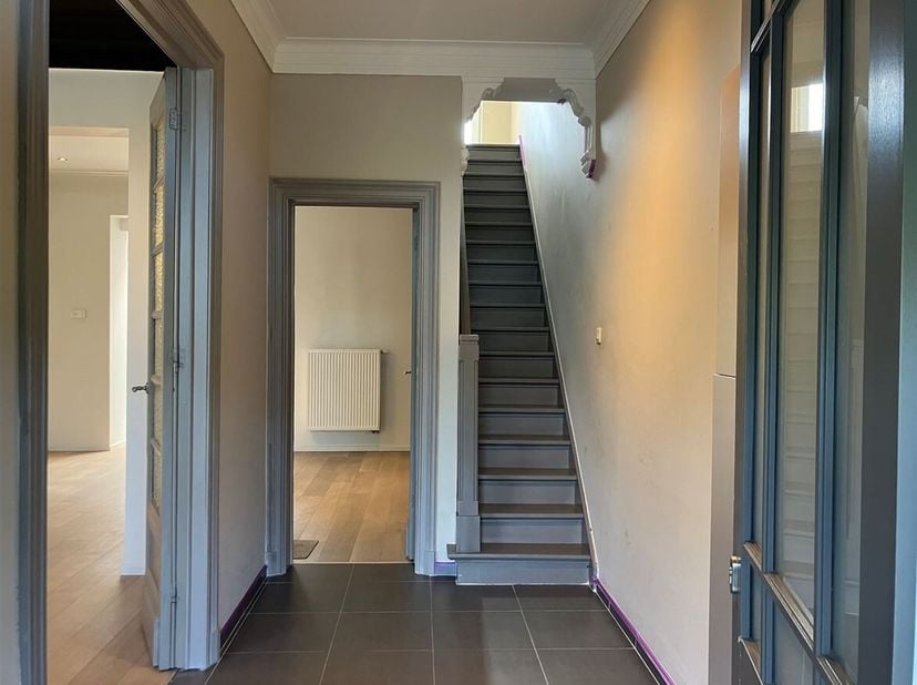 Zeer gezellige stadswoning met 3 slaapkamers en tuin!<br />
Ligging: Deze woning is op een uiterst goede locatie gelegen voor diegene die graag op wan