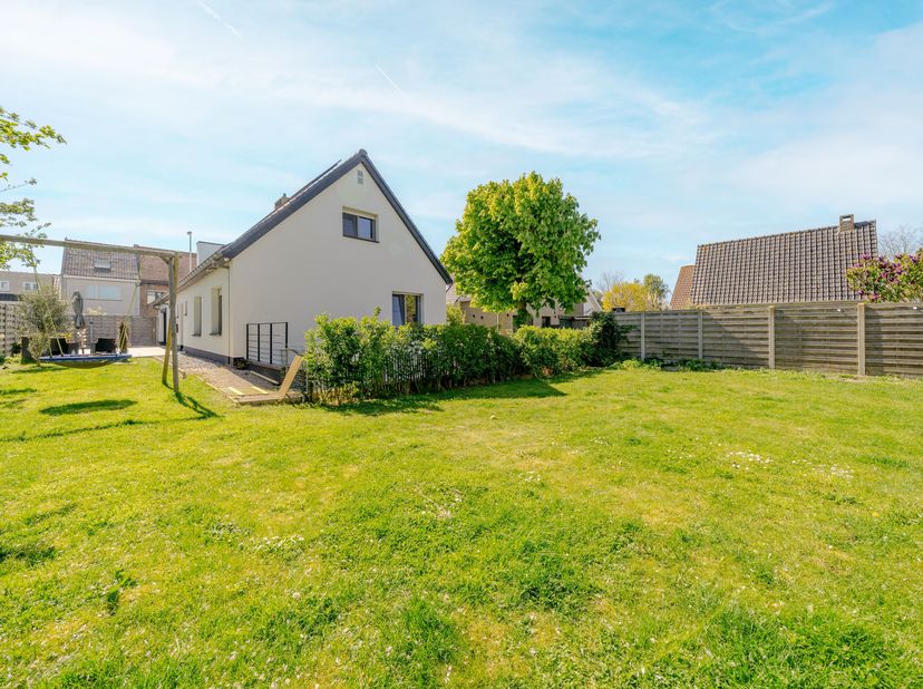 Cette maison très spacieuse a été entièrement remise à neuf au fil des ans. Entre 2016 et 2019, l'électricité, la plomberie, les salles de bains, la c