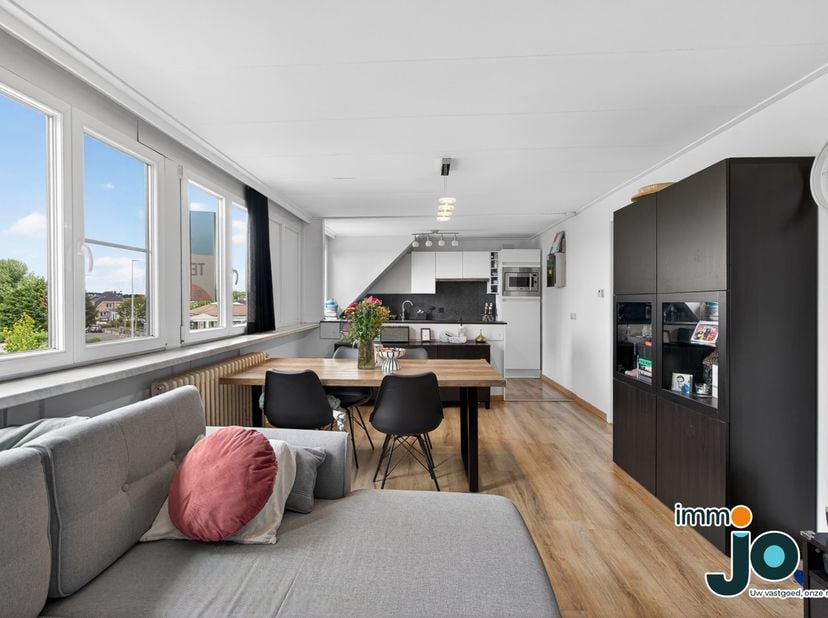 In Bredene bevindt zich dit instapklare appartement met twee volwaardige slaapkamers, gelegen in een kleinschalige residentie. Dankzij de centrale lig