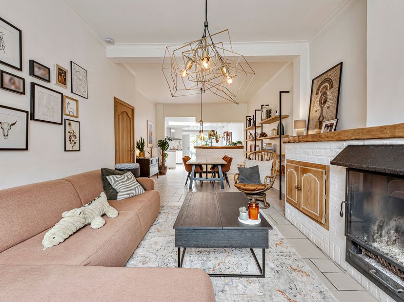 Toffe, instapklare woning met uitweg te koop in Kuurne<br />
We betreden de woning via de diepe inkomhal en komen vervolgens in de gezellige leefruimt