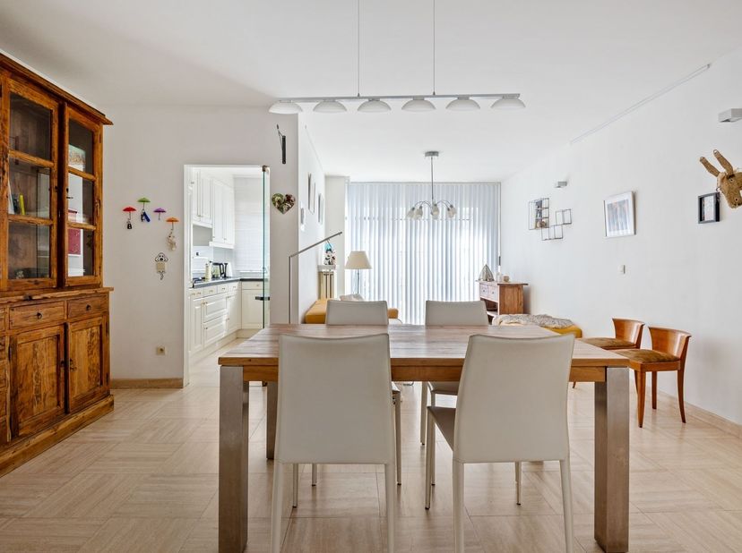 Gelijkvloers appartement met 1 slaapkamer, tuin en garage<br />
<br />
Dit gelijkvloers appartement met 1 slaapkamer biedt een interessante combinat