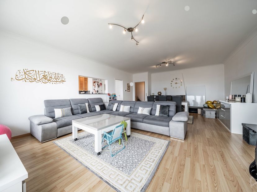 We Invest heeft het genoegen u dit appartement in uitstekende staat voor te stellen, gelegen op een steenworp afstand van het Scheutbospark. De liggin