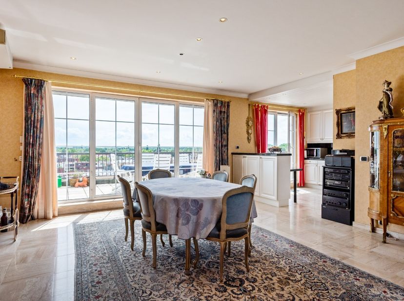 Dit tof, instapklaar dakappartement is gelegen op de 7e verdieping van een appartementsgebouw in een residentiële wijk in Deurne. Winkels, scholen en