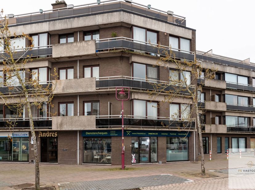 Op zoek naar ruimte, licht en een uitstekende ligging? Dan is dit verrassend ruime appartement van ca. 115 m² precies wat u zoekt! Gelegen op wandelaf