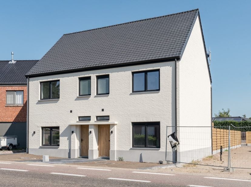 Gelegen aan de Steenweg op Kleine Brogel in Kaulille, vinden we deze charmante en volledig gerenoveerde gezinswoning terug. Met een bewoonbare oppervl