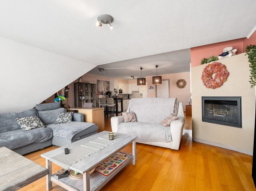 Te koop: zeer ruim appartement in de Vlaanderenstraat, centraal gelegen in het hart van Nieuwpoort, op korte afstand van winkels, horeca en openbaar v