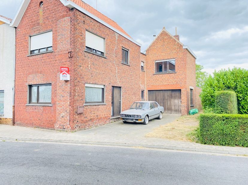 In Lauwe bevindt zich deze ruime woning met vier slaapkamers en tal van mogelijkheden. Indeling Je komt binnen via de inkomhal. Daarnaast bevindt zich