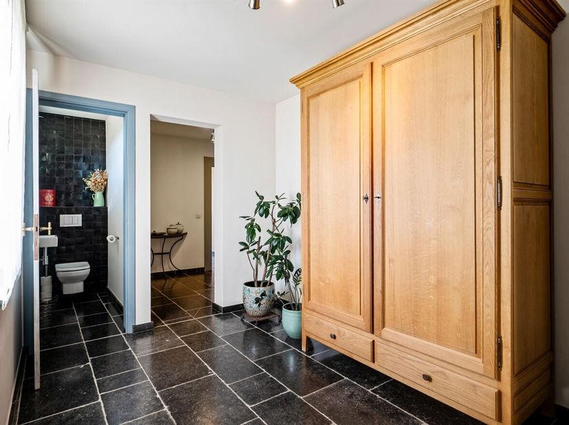 Deze woning is gelegen in een doodlopende straat in een rustige en groene woonomgeving in Langdorp. De landelijke sfeer zorgt voor rust, terwijl het c