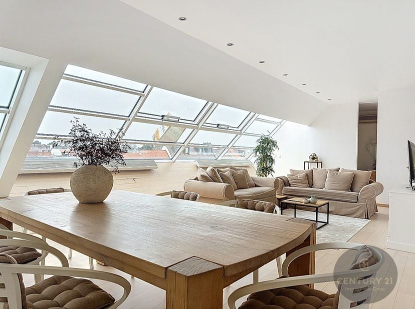 Ruim en stijlvol loftappartement (ca. 110 m²) met twee slaapkamers en een zonnig zuidgericht terras, ideaal gelegen in het charmante Oude Knokke, vlak
