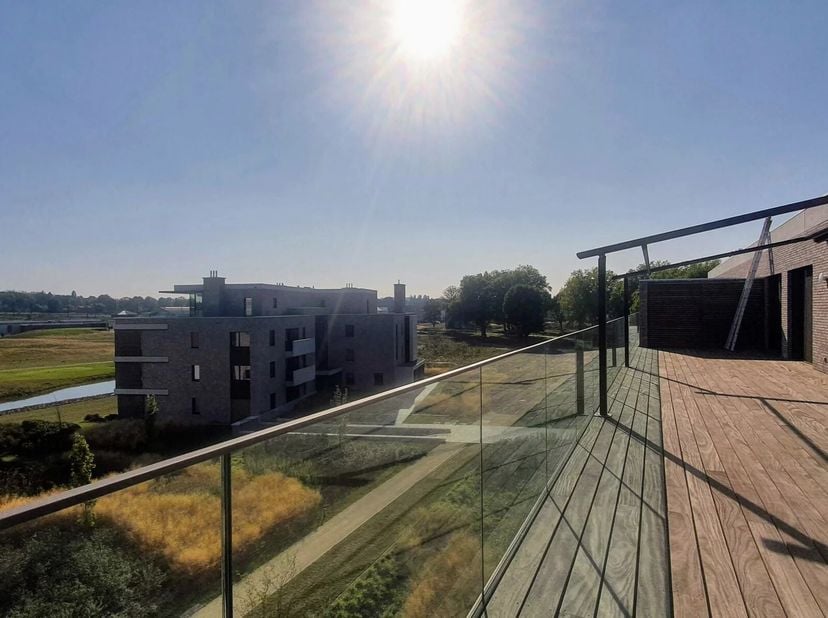 Deze luxueuze PENTHOUSE van 218 m², gelegen in een residentie grenzend aan de golf van Sterrebeek, geniet niet enkel van prachtige zichten en een unie