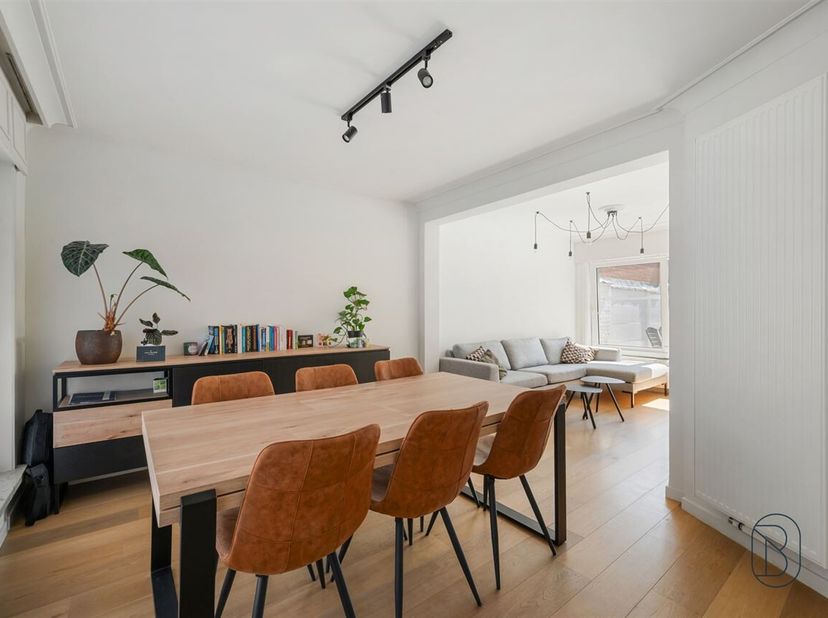 Deze instapklare woning geniet van een rustige ligging en een vlotte bereikbaarheid. Dankzij de zuidgerichte tuin, de garage met uitweg achteraan en d