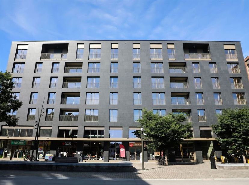 Modern 1-slaapkamerappartement met terras in Quartier Bleu te Hasselt<br />
Ligging<br />
Dit stijlvolle appartement is gelegen aan Kanaalpad 9 bus 3.