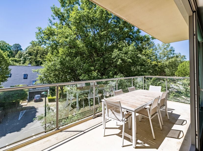 Dans un petit clos calme à proximité immédiate du Fort Jaco et de toutes les facilités, superbe appartement contemporain de +/- 263 m² + vaste terrass
