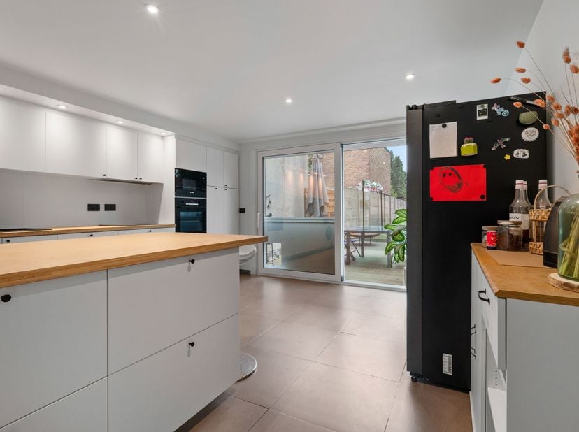 Eerste bezoekdag : zaterdag 22 augustus mits afspraak ! <br />
Perfect instapklare en uiterst comfortabele woning in hartje Hulste !<br />
Deze charma
