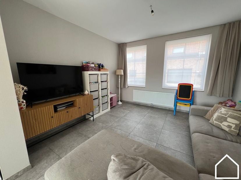 In het rustige en landelijke Voormezele, op slechts 10 minuten van Ieper, bevindt zich deze volledig gerenoveerde woning. De woning werd afgewerkt met