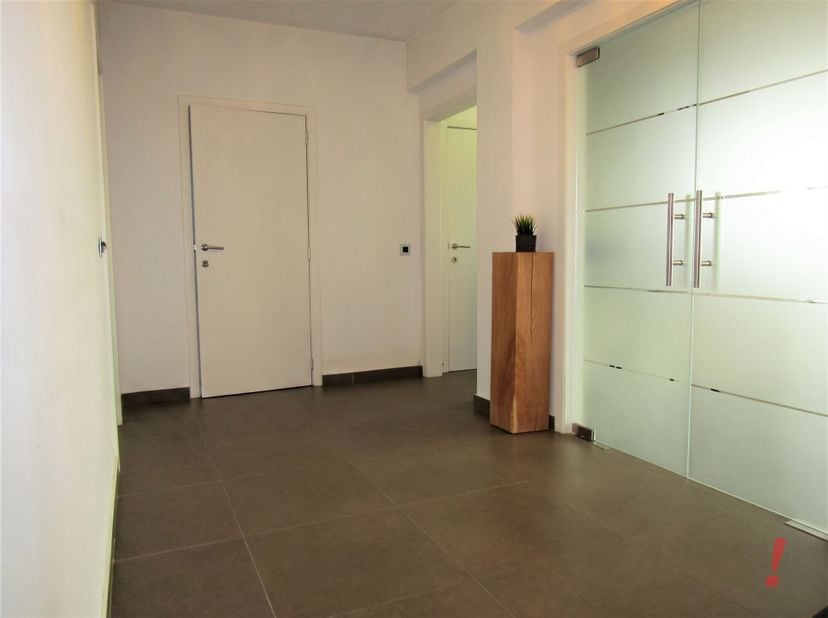 Dit lichtrijke appartement bevindt zich op de 3e verdieping bereikbaar met de lift. <br />
Dit pand heeft een ideale ligging nabij alle openbaar verv