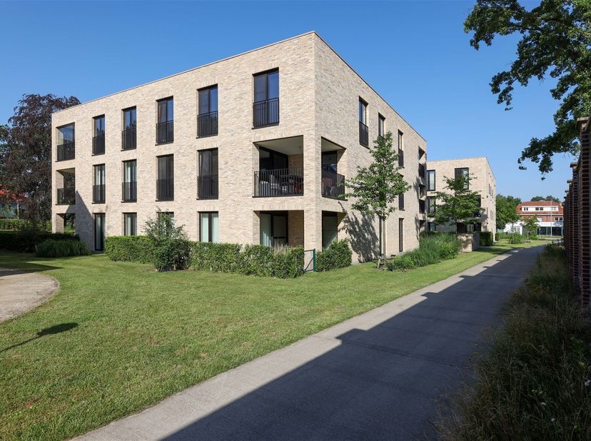 Energiezuinig gelijkvloersappartement met ruim terras en 2 slaapkamers op toplocatie in Genk<br />
<br />
Omgeving:<br />
+ Gelegen in de rustige e