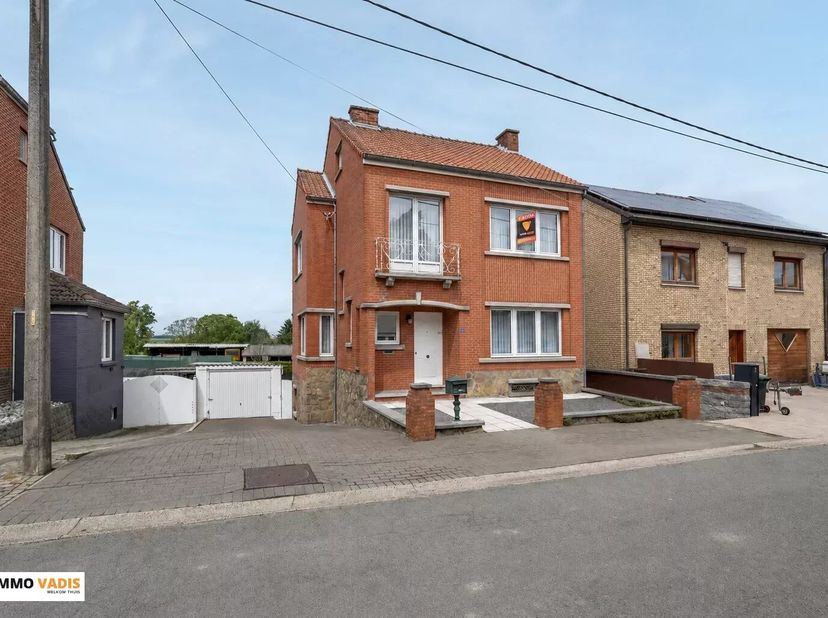 Rustig en landelijk gelegen in de Sint-Antoniusstraat 2A te 3770 Valmeer (Riemst), bevindt zich deze zeer goed onderhouden halfopen bebouwing met tal