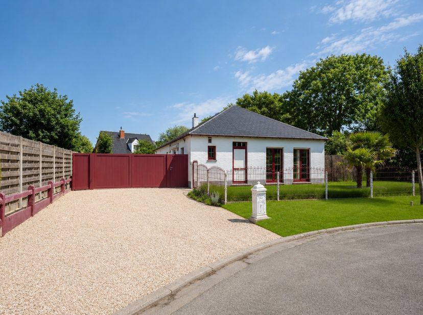 <br />
Sommige woningen onderscheiden zich niet alleen door hun afwerking, maar vooral door het gevoel dat ze oproepen. Deze alleenstaande villa bevin
