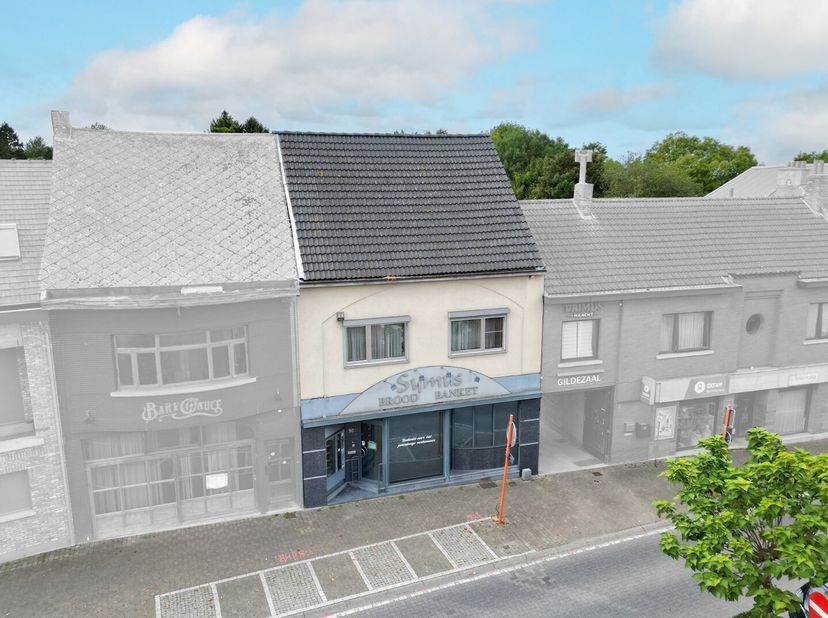 ! IN OPTIE - COMPROMIS IN OPMAAK !<br />
Woonst met handelsruimte, bestaande uit een winkelruimte met bakkerij en tuin. De eigendom geniet een commerc