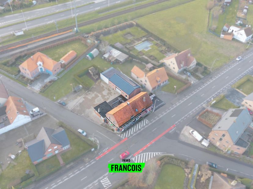 Op een centrale ligging in Vlamertinge, tussen Poperinge en Ieper, bevindt zich dit uitzonderlijk pand te koop met tal van mogelijkheden. Deze ruime w