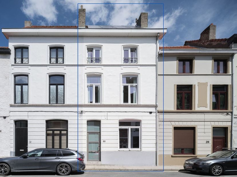 Karaktervolle woning met 4 slaapkamers en zonnige stadstuin op een boogscheut van het centrum van Gent.<br />
<br />
Meer informatie? Mail naar info@c