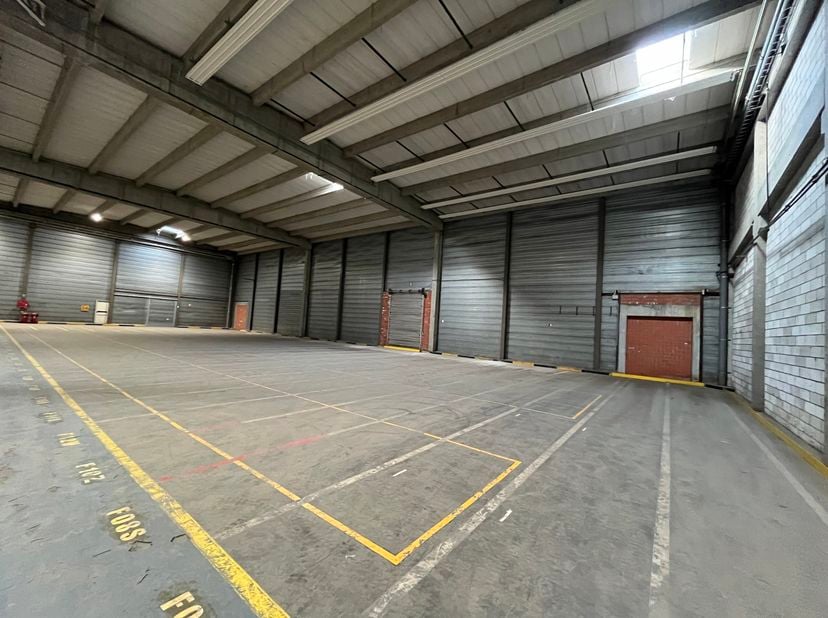 Uniek gelegen logistiek magazijn met een totale oppervlakte van 15.370m², opsplitsbaar in 6.270m² - 9.100m² - 12.000m². De vrije hoogte varieert tusse