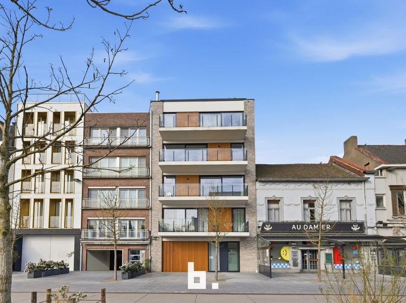 Dit bijzonder ruime en lichtrijke nieuwbouwappartement bevindt zich pal in het centrum van Roeselare aan het Stationsplein.<br />
<br />
De indeling v