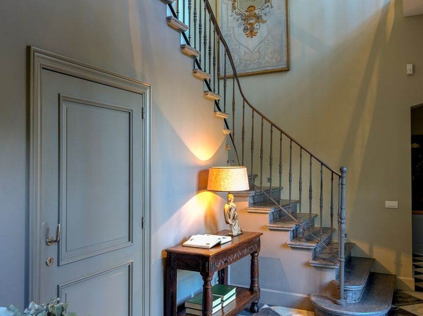 In een van de meest geliefde residentiële wijken van Kapellenbos, nabij het centrum van Heide, bevindt zich deze karaktervolle villa waar luxe, comfor