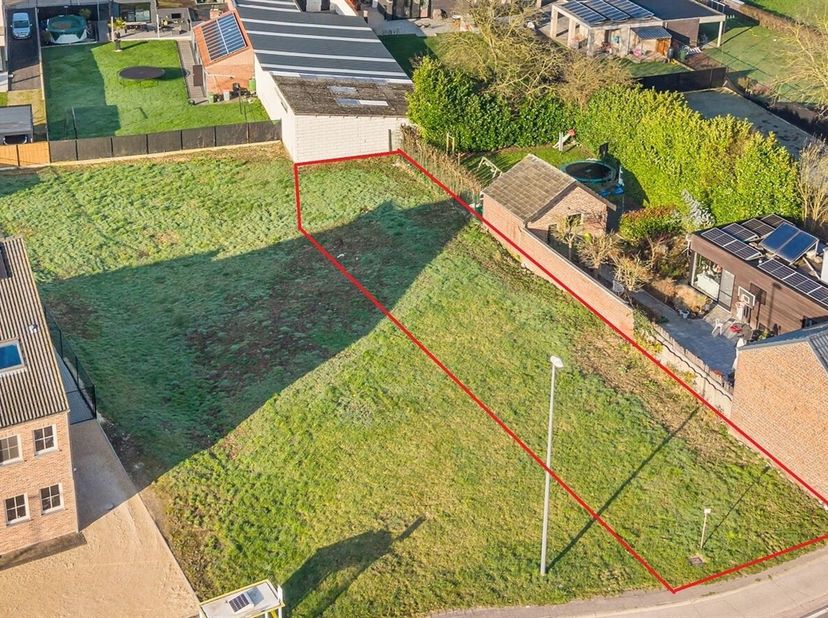 Bouwgrond voor een half open woning op een centrale ligging te Bilzen<br />
Deze bouwgrond voor halfopen bebouwing ligt in de deelgemeente van Martens