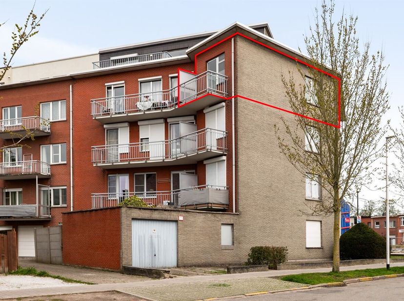 Ruim appartement (108m²) voorzien van drie slaapkamers en twee terrassen op centrale ligging te Mortsel biedt tal van mogelijkheden!<br />
Ligging: Di