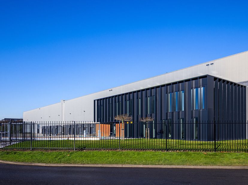 Op zoek naar een logistieke hub vlakbij de A12, E19 en op 1 kilometer van de containerterminal?<br />
Dit magazijn is beschikbaar vanaf 5.858 m² tot 1