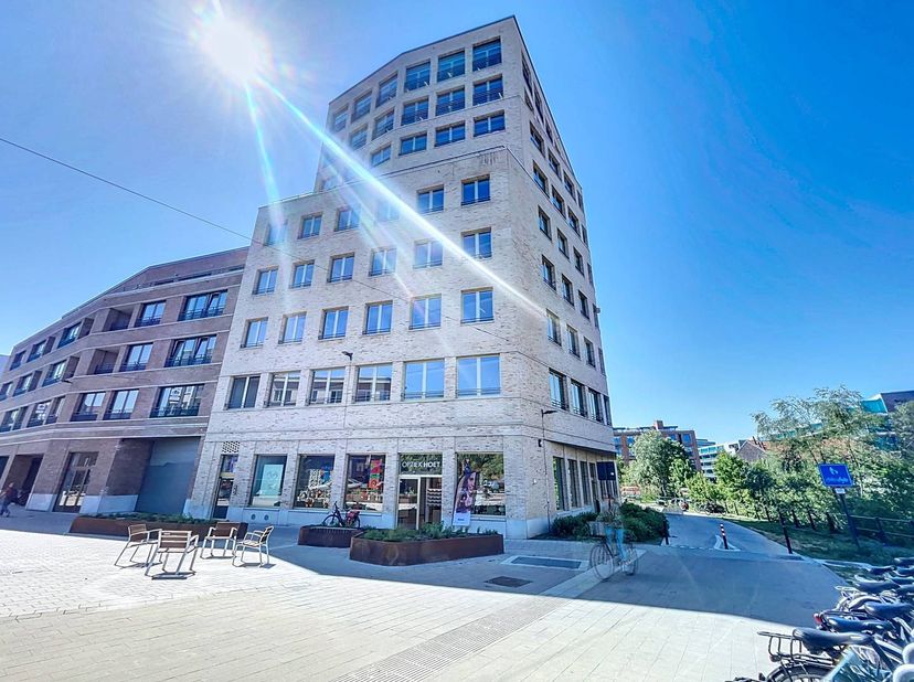 Deze kantoorruimte biedt meer dan enkel werkcomfort. Met WAY Specialty Coffee Bakery op het gelijkvloers, een supermarkt naast de deur, diverse winkel