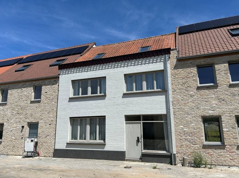 Beauvoorde: zonnige en verrassend ruime rijwoning met 5 slaapkamers, alle basiscomfort en gezellig tuintje<br />
In de sfeervolle dorpskern van Vinkem